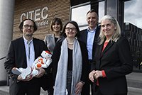 Bild: Sie feiern heute das zehnjährige Bestehen von CITEC (v.l.): CITEC-Koordinator Prof. Dr. Helge Ritter mit Roboter Nao