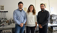 Dr. Timo Kuschel mit DoktorandinPanagiota Bougiatioti und Dr. OliverReimer (v.r.). Foto: Universität Bielefeld