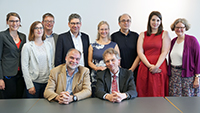 Despina Arnold (Projekteinrichtung International Office), Dr. Saskia Fischer (Mitarbeit bei der Programmeinrichtung), Dr. Jan Andres (Studiendekan Fakultät für Linguistik und Literaturwissenschaft), Prof. Dr. Kai Kauffmann (Dekan Fakultät für Linguistik und Literaturwissenschaft), Prof.‘in Dr. Angelika Epple (Prorektorin für Internationales und Diversität), Dr. Vito Gironda (Italienbeauftragter Universität Bielefeld), Anna Lenz (Mitarbeiterin Fakultät Linguistik und Literaturwissenschaft) und Karin Kruse (International Office)(hinten v. l.), sowie die Programmkoordinatoren Dr. Gabriele Guerra (Sapienza Universität Rom) und Prof. Dr. Wolfgang Braungart (Universität Bielefeld) (vorne v. l.). Foto: Universität Bielefeld