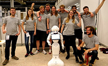Das CITEC-Team erreichte mit Pepper bei der RoboCup-Weltmeisterschaft den ersten Platz in der Haushaltsliga. Foto: Universität Bielefeld/CITEC