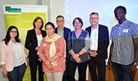 Organisatoren und Teilnehmer freuten sich über den Besuch der Schulministerin Yvonne Gebauer (2.v.l.): Layal Kabass, Suhaila Nazari, Rektor Gerhard Sagerer, Prorektorin Claudia Riemer, Ulrich Kober (Bertelsmann Stiftung) und Sekou Doumbouya. Foto: Universität Bielefeld 