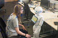 Die Forschenden des Exzellenzclusters CITEC arbeiten in dem Projekt VIVA anfangs mit dem sozialen Roboter Pepper. Im Lauf des Projekts wollen sie einen eigenen Roboter entwickeln.Foto: Friso Gentsch/CITEC