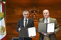 Bild: Unterzeichneten die Partnerschaft: Gerhard Sagerer (l.) und Miguel Ángel Navarro Navarro. Foto:  Universidad de Guadalajara