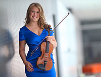 Bild: Maria-Elisabeth Lott spielt Konrgolds Violinenkonzert. Foto: Tom Kohler