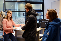 Bei Beratungsgesprächen in offenen Umgebungen kommt es häufig zu kritischen Situationen in Bezug auf Daten-schutz. Foto: CITEC/Universität Bielefeld