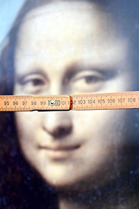 Für ihre Untersuchung haben die Forscher Zollstöcke als Skala verwendet. Die Versuchspersonen gaben an, über welche Zahl Mona Lisa ihrer Ansicht nach hinwegschaut. Foto: CITEC/Universität Bielefeld 