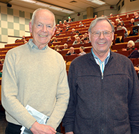 Bild: Die emeritierten Professoren Günter Graumann (rechts) und Ludwig Huber lernten sich schon in den 1990er-Jahren an der Universität Bielefeld kennen. Beide engagieren sich seit Langem ehrenamtlich in der Arbeitsgruppe FOW: Huber seit 15 Jahren