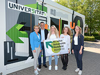 Dr. Birgit Vemmer, Prof. Dr.-Ing. Gerhard Sagerer,  Sarah Hölscher, Kathrin Hadzik und Anika Kilian (v.l.) präsentieren den Show Room für das Jubiläumsjahr der Universität Bielefeld.