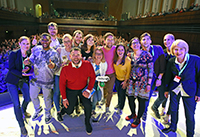 Bild: Die Finalistinnen und Finalisten des FameLab Germany-Entscheids inklusive der Bielefelder Studierenden: Valerie Vaquet (4. v. l.) und Alexander Schulze (5. v. l.