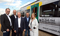 Martin Knabenreich,Martin Uekmann, Pit Clausen, Prof. Dr.-Ing. Gerhard Sagerer und Jutta Küster stellten gemeinsam die Jubiläumsbahn  der Universität Bielefeld vor (v.l.). Foto: Universität Bielefeld  