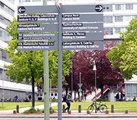 Der Schilderbaum weist den Weg zu den verschiedenen Gebäuden auf dem Campus. Foto: Universität Bielefeld