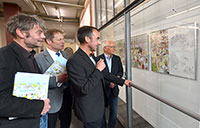 Peter Menne (2.v.r) erläutert Verleger Roland Siekmann, Prof. Dr. Reinhold Decker und Jürgen Heinrich von der Universitätsgesell-schaft (v.l.) den Entstehungsprozess. Foto: Universität Bielefeld