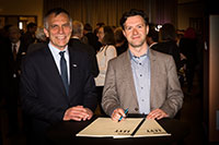 Rektor Prof. Dr.-Ing. Gerhard Sagerer mit dem Komponisten Fabien Lévy, der ein Werk zum Universitätjubiläum komponiert hat. Foto: Universität/S. Sättele 