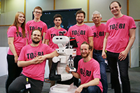 Das „Team of Bielefeld“ ging mit dem Robotermodell TIAGo in den Wettbewerb. Teamchef ist Dr.-Ing. Sven Wachsmuth (2. v.r.). Foto: CITEC/Universität Bielefeld