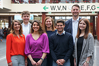 Die Wissenschaftlerinnen und Wissenschaftler des  CePHR: Jessica Iltner, Alexander Hochmuth, Pinar Tokgöz, Dr. Anne Kathrin Exner, Robert Hrynyschyn, Jun.-Prof. Dr. Christoph Dockweiler, Lea Stark (v.l.), Sarah Palmdorf (nicht im Bild). Foto: Universität Bielefeld