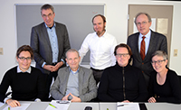 Bild: Die Partner des neuen Projekts (hinten v.l.): Prof. Dr. Thorsten Meyer (Universität Bielefeld)