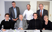 Die Partner des neuen Projekts (hinten v.l.): Prof. Dr. Thorsten Meyer (Universität Bielefeld), Dr. Christoph Karlheim (EvKB/Mara), Prof. Dr. Stephan Martin (MZEB Bruno-Valentin-Institut, Hannover) und (vorne v.l.) Dr. Margret Xyländer (Universität Bielefeld), Prof. Dr. Hermann-T. Steffen (Fachhochschule der Diakonie Bethel), Marcus Vogel (MZEB Bethel) und Kerstin Ledendecker (Evangelisches Klinikum Bethel). Foto: Universität Bielefeld