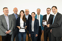 Die Universitätsgesellschaft hat erstmals den Jörg Schwarzbich Inventor Award  verliehen. Das Bild zeigt (v.l.):  Prof. Dr. Martin Egelhaaf (Prorektor für Forschung der Universität Bielefeld), Herbert Vogel von der UGBi, die Preisträgerin Dr. Nadja A. Henke, Preisstifter Jörg Schwarzbich, Junior-Prof. Dr. Sabrina Backs (zuständig  für die Administration des Preises) sowie die Preisträger Dr. Philipp Rommelmann, Dr. Tobias Betke und Prof. Dr. Harald Gröger. Foto: Universitätsgesellschaft Bielefeld/S. Sättele