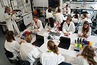 Die Jugendlichen lernen im Labor das Pipettieren mit Tinte.Foto: Universität Bielefeld