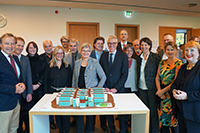 Bild: Geburtstagssitzung mit Kuchen am 27. September. Foto: Universität Bielefeld