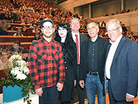 Der Vorsitzende des Allgemeinen Studierenden-ausschusses (AStA) Sven Wolski (Vorsitz), Annika Vinzelberg vom AStA-Referat für Gleichstellung, Dr. Jens Schröder, Geschäftsführer des Studie-rendenwerkes, Rektor Prof. Dr.-Ing. Gerhard Sagerer und der Bielefelder Oberbürgermeister Pit Clausen begrüßen die neuen Studierenden an der Universität Bielefeld.Foto: Universität Bielefeld