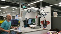 Bild: Timo Korthals testete am Roboter „Franka Emika Panda“ ein Verfahren zur Erkennung von Objekten. Foto: Universität Bielefeld/T. Korthals