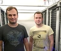 Marius Neumann (l.) und Luis Altenkort im Kältegang des GPU-Clusters. Die wissenschaftlichen Hilfskräfte helfen bei Fragen zur Nutzung.Foto: Universität Bielefeld