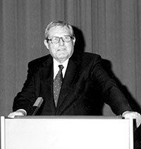 Bild: Regierungspräsident a.D. Walter Stich bei der Verleihung der Ehrenbürgerwürde im Jahr 2000.
Foto: Universität Bielefeld
