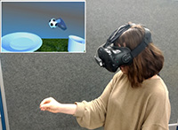 Bild: Mit einer Virtual-Reality-Brille üben die Patient*innen zum Beispiel das Greifen. Foto: Universität Bielefeld