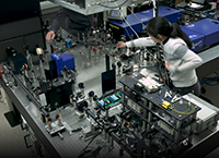 Bild: Das Mikroskop – hier der Aufbau in Bielefeld – basiert auf Glasfasern. Künftige Versionen des Geräts sollen so verkleinert werden