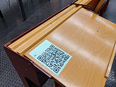 Bild: Die Studierenden registrieren sich bei jeder Veranstaltung in der Universität an ihrem Sitzplatz per QR-Code