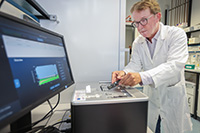 Bild: Der Genetiker Prof. Dr. Jörn Kalinowski und sein Team am Centrum für Biotechnologie arbeiten mit der jungen Nanoporen-Sequenzierung