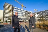 Bild: Das Baugerüst wird bereits entfernt: Uni-Kanzler Dr. Stephan Becker und BLB NRW-Niederlassungsleiter Wolfgang Feldmann freuen sich über die neue Fassade am Universitätshauptgebäude.