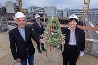 Bild: Der Rohbau des Neubaus im ersten Bauabschnitt ist fertig (v.l.): Rektor Prof. Dr.-Ing. Gerhard Sagerer