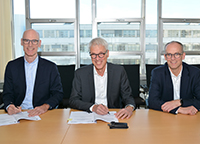 Bild: Freuen sich über die Vertragsunterzeichnung (von links): Stadtwerke-Geschäftsführer Rainer Müller