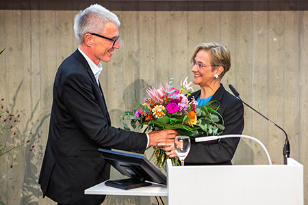 Bild: Blumen von Kanzler Dr. Stephan Becker für die neue Rektorin Angelika Epple nach der Amtseinführung. Foto: Universität Bielefeld/Stefan Sättele
