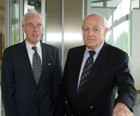 Bild: Hans-Ulrich Wehler (rechts) erhielt die Ehrensenatorwürde der Universität Bielefeld. Professor Charles S. Maier von der Harvard University hielt die Festansprache.  