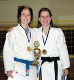 Bild: Sowohl in den Einzelwettbewerben als auch im Team konnten Annika Kläs (links im Bild) und Silvia Hagen von der Universität Bielefeld bei den Deutschen Karate-Hochschulmeisterschaften  den Titel für sich gewinnen. 