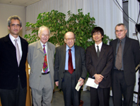 Bild: Ehrendoktorwürde für  Leonid Hurwicz (Mitte) hier mit seinen Schülern Fernando Vega-Redondo (l.)