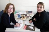 Bild: Buz 218/2004 - Joanna Pfaff-Czarnecka (links) und Projektmitarbeiterin Stefanie Strulik.
