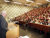 Bild: Buz 218/2004 - Vor mehreren hundert Zuhörern eröffnete der Bielefelder Historiker Hans-Ulrich Wehler mit seinem Vortrag "Wie weit soll Europa reichen?" das Forum Offene Wissenschaft in diesem Wintersemester.
