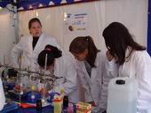 Bild: Buz 218/2004 - Schwedische Schülerinnen experimentieren im teutolab Chemie in Stockholm.