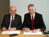 Bild: Rektor Dieter Timmermann (links) und Wissenschaftsstaatssekretär Hartmut Krebs unterzeichneten am 3. Februar die "Zielvereinbarung der zweiten Generation".