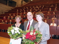 Bild: Buz 219/2005 - Die Universität Bielefeld hat im Dezember einen weiteren Jahrgang ihrer Lehramtsabsolventen verabschiedet. Das Foto zeigt von links Eva Christina Korte