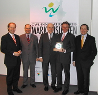 Bild: Buz 219/2005 - "OWL-Innovationspreises MARKTVISIONEN" . Das Foto zeigt (von links): Thomas Niehoff