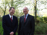 Bild: Prof. Dr. Reinhold Decker (links) übernimmt von Prof. Dr. Joachim Frohn die Leitung des Projektes Bielefeld 2000plus.    