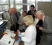 Bild: Buz 222/2006: 2004 besuchte die Universitätsgesellschaft die Fakultät für Gesundheitswissenschaften.