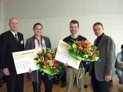 Bild: Karl-Julius Sänger (TK) überreichte die Preise an Silke Sauermann und Thomas Dieter Hofmann. Dekan Prof. Dr. Klaus Hurrelmann beglückwünschte die 
Absolventen zu ihren erfolgreichen Berufskarrieren.