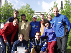 Bild: Das Team "Auf Archilles' Fersen" der Abteilung Sportwissenschaft holte sich den Pokal beim 24. Finnbahn-Meeting.
