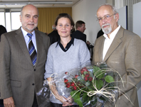 Leitungswechsel beim Service Center Medien. Rektor Prof. Dr. Dieter Timmermann gratuliert Marion Dinse, die das Amt von Volker Möhle übernimmt (v.l.).